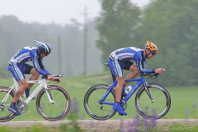 _DSC1090.jpg - Miehet 54 km: Taipalsaaren Veikot, Timo Häkkinen ja Kalle Laanterä (4./1.14.02,83)